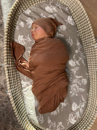 Baby swaddle with hat in caramel#color_caramel