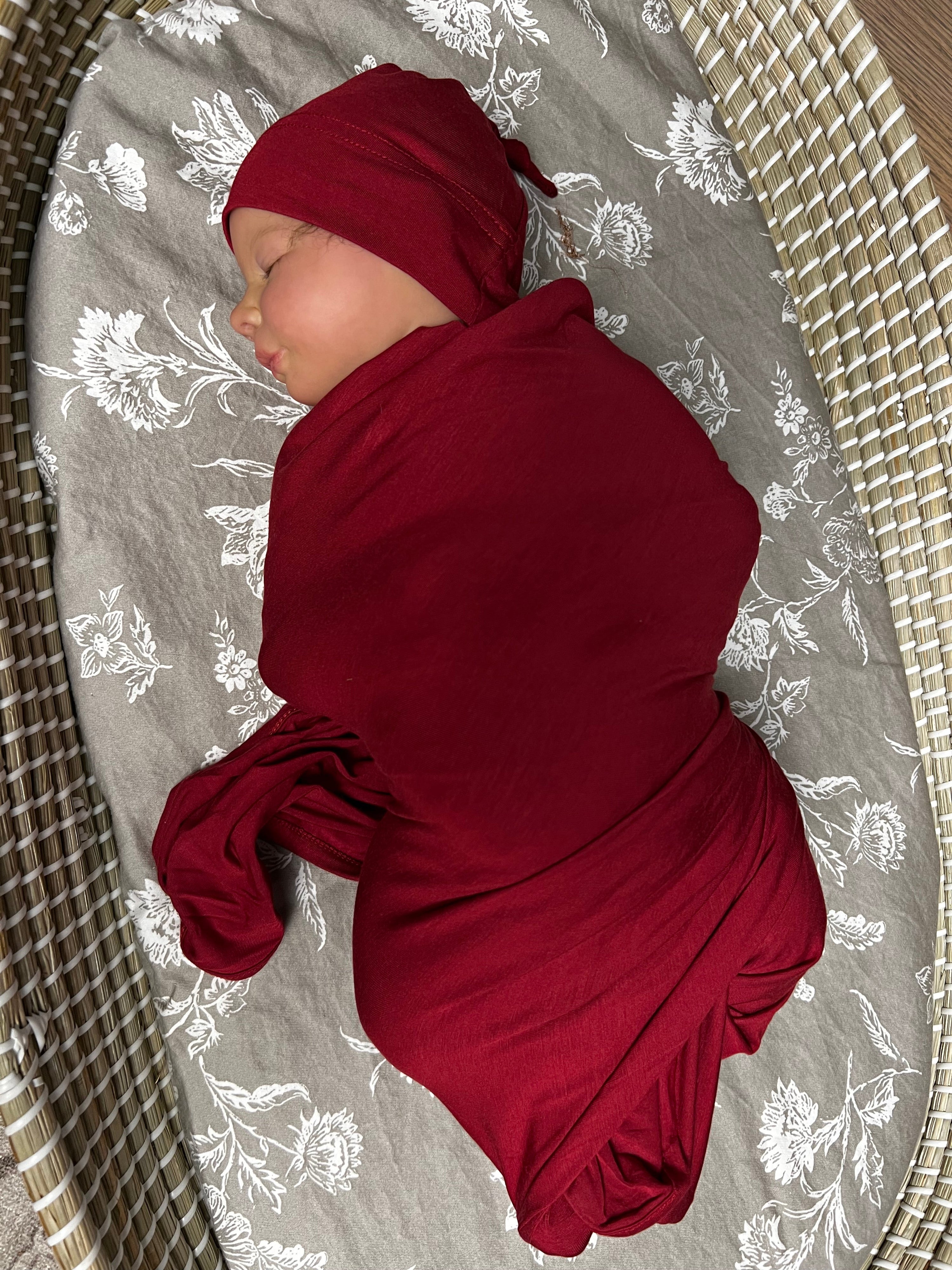 Baby swaddle with hat in crimson#color_crimson